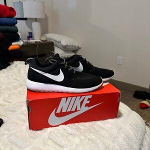 Nike Black And Whire Roshe One’s